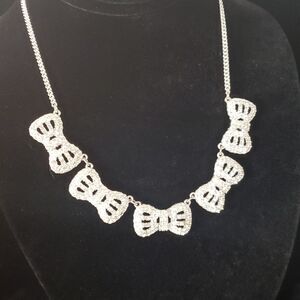 Pretty Sparkly Silvertone 5 Bow Necklace